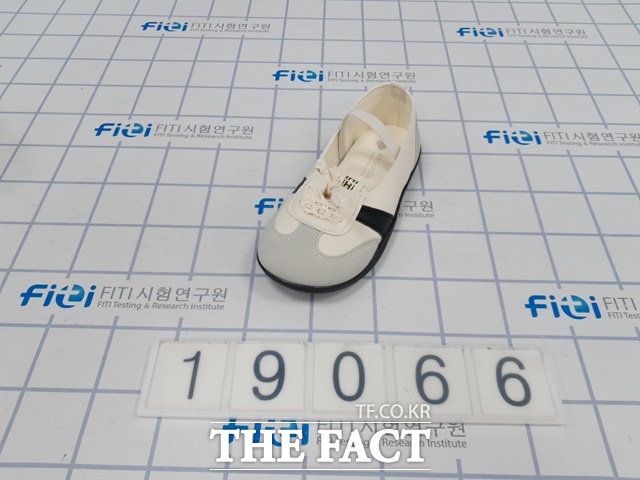 28일 시에 따르면, 테무·쉬인·알리익스프레스 등에서 유통 중인 어린이용 상의, 하의, 신발 등 24개 제품을 검사한 결과, 14개 제품에서 납과 프탈레이트계 가소제 등 유해물질이 검출되거나 pH·물리적 안전기준을 초과해 부적합 판정을 받았다. 부적합 판정을 받은 어린이용 신발./서울시