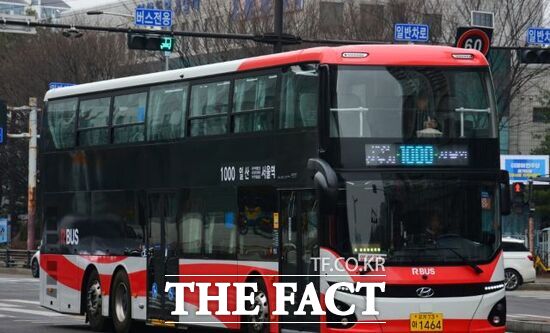 경기 고양시에서 서울시로 운앵하는 1000번 직행좌석버스 노선에 투입된 2층버스 모습 /고양시