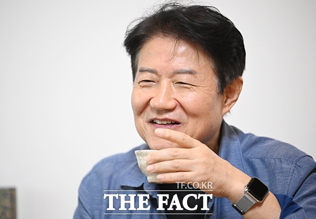 정치 현실에 대한 인식은 예리했다. 지난해 12월 3일 밤 선포된 계엄 상황은 그에게 깊은 충격으로 다가왔다. 박정희·전두환의 시절을 지나온 그에게 계엄이라는 단어가 다시 등장한 현실은 40년 시간을 거슬러 올라간 듯한 당혹이었다. /박헌우 기자