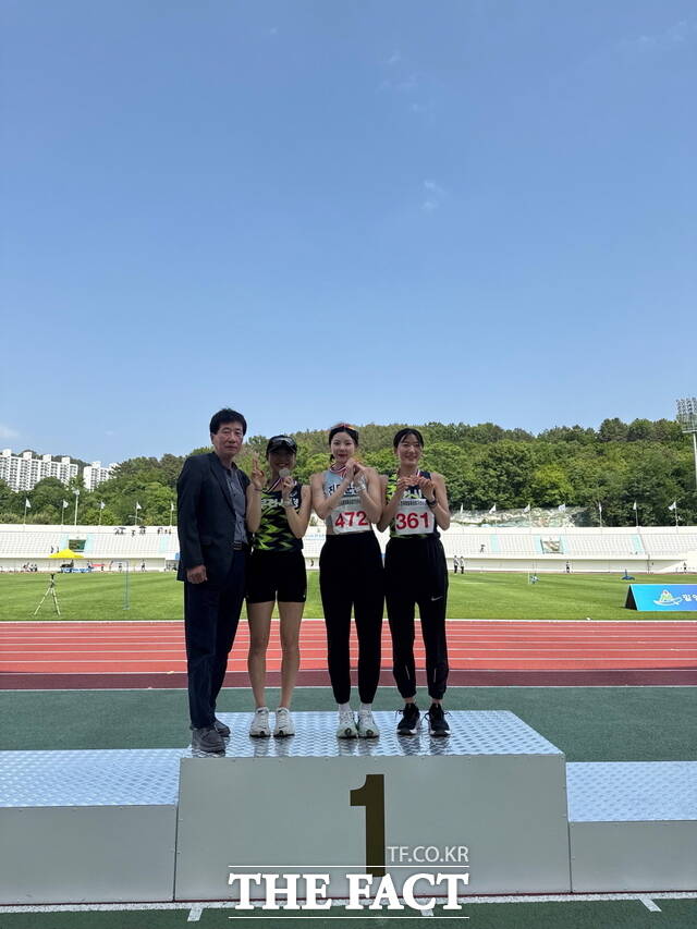 진도군청 육상팀이 메달을 획득하고 기념사진을 찍고 있다. /진도군