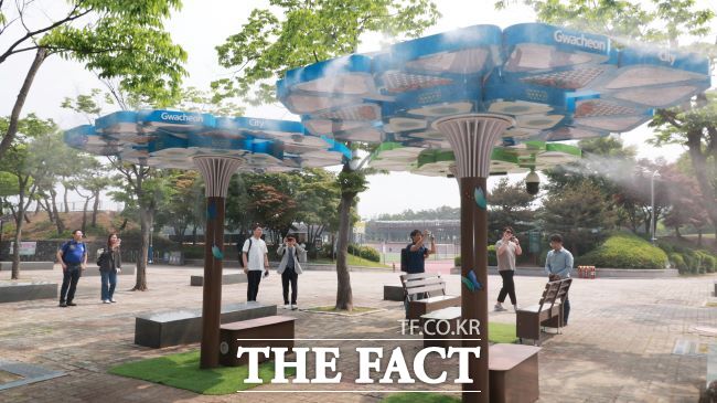 싱가포르 과학기술청의 쿨링포그 시스템 시찰 모습. /과천시