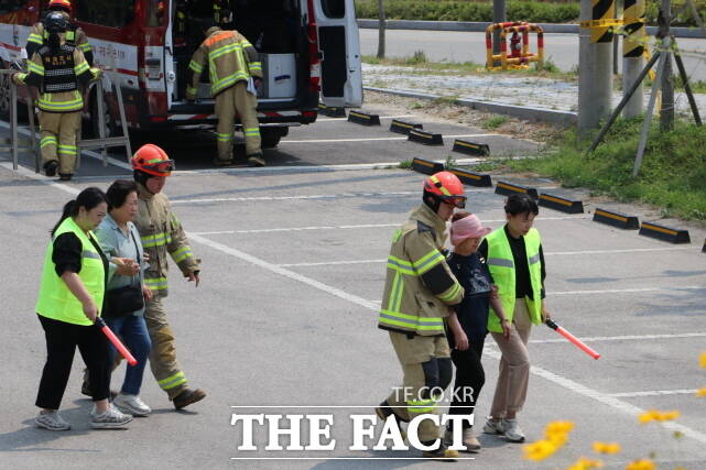 부여군이 27일 부여군노인종합복지관에서 2025년 재난대응 안전한국훈련을 펼치고 있다. /부여군