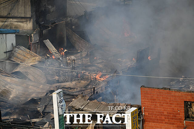28일 오후 서울 중구 을지로 세운상가 인근 한 건물에서 화재가 발생한 가운데 불길과 함께 연기가 피어오르고 있다. /박헌우 기자