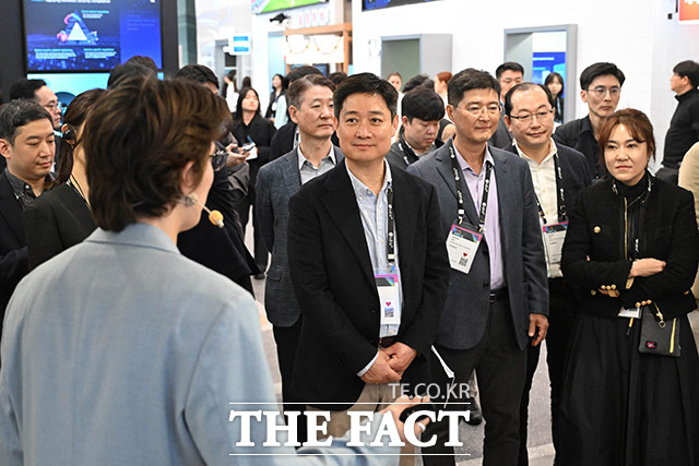 홍범식 LG유플러스 사장(가운데)이 지난 3월 스페인 바르셀로나 피라 그란 비아 전시장에서 열린 모바일 월드 콩그레스(MWC) 2025 KT 부스를 둘러보고 있다. /바르셀로나=사진공동취재단