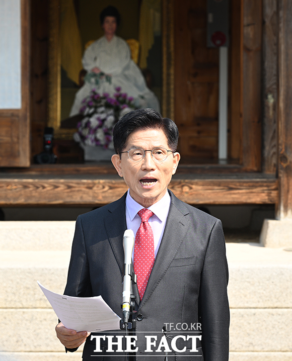 김문수 국민의힘 대선 후보가 25일 오전 충북 옥천군 육영수 여사 생가를 찾아 참배한 뒤 현안 관련 입장을 발표하고 있다. /박헌우 기자