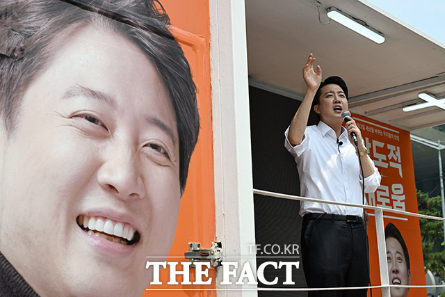 조국혁신당 의원들이 TV토론 방송 중 여성혐오 발언을 한 이준석 개혁신당 대선 후보를 향해 여성혐오 발언에 대해 사과하고 대선 후보에서 자진 사퇴하라고 촉구했다. /여의도=남용희 기자