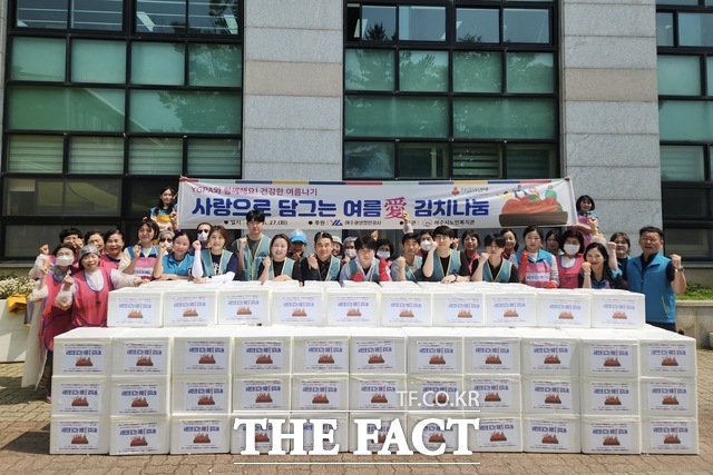 여수광양항만공사가 건강한 여름나기 김치 나눔 행사를 개최하고 있다. /여수광양항만공사