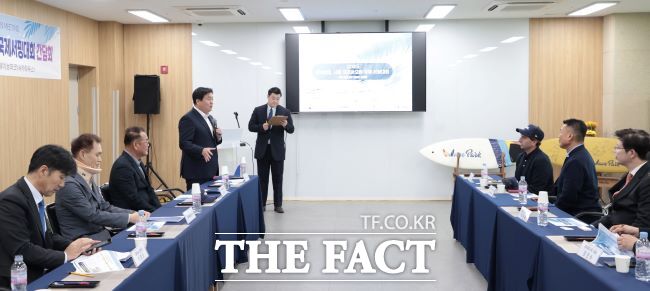 임병택 시흥시장이 2025 WSL 시흥코리아오픈 국제서핑대회 간담회에서 브리핑을 하고 있다. /시흥시