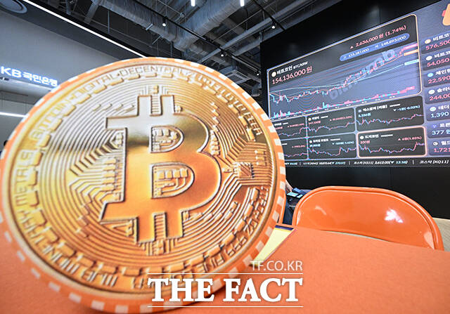 가상화폐 비트코인이 사상 최초로 11만 달러를 넘어선 22일 오후 서울 서초구 빗썸라운지 강남본점 전광판에 비트코인 시세가 표시돼 있다. /박헌우 기자