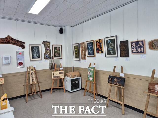 금산자치종합대학 서각 과정 수강생들의 작품. /금산군