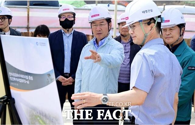 유정복 인천시장(가운데)이 28일 하절기 수질안전 대비 시설점검을 위해 만수공공하수처리시설 증설사업 현장을 찾아 관계자로부터 추진상황에 대해 설명을 듣고 있다. /인천시