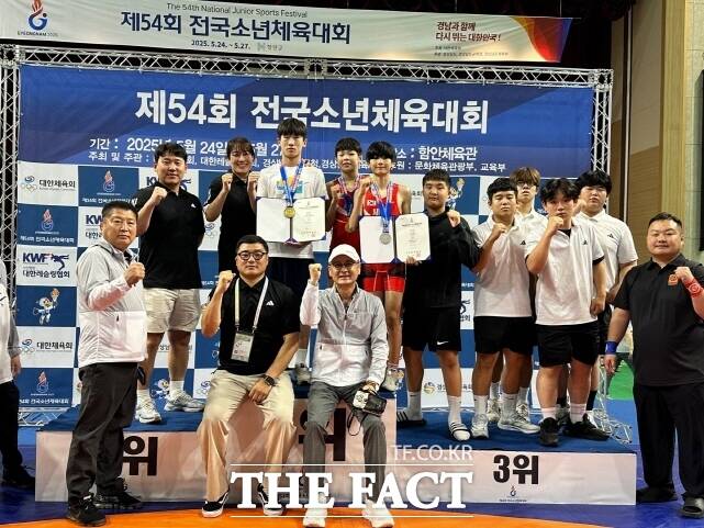 세종시 레슬링 선수단이 27일까지 경남도 일원에서 열린 제54회 전국소년체육대회에서 우수한 성적을 올리고 단체 기념 촬영을 하고 있다. /세종시체육회