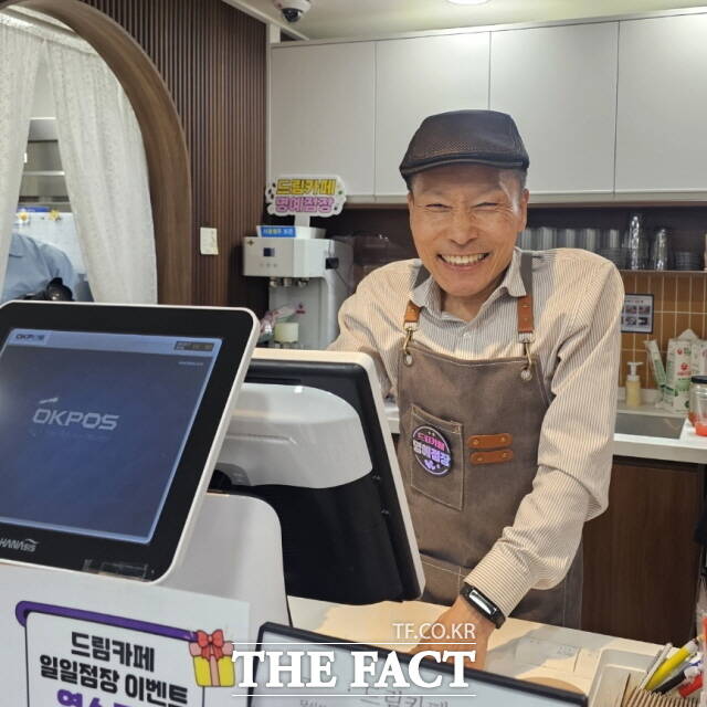 박문섭 광양시의회 총무위원장이 드림카페 일일 점장을 하고 있다./김은광 기자