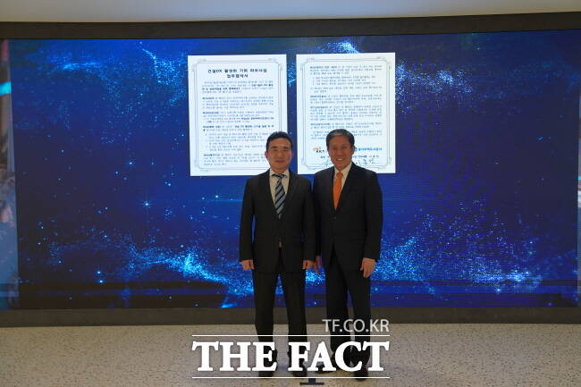 이종선(왼쪽) 경기주택도시공사 사장 직무대행이 28일 한국건설기술연구원 관계자와 건설 디지털 전환 위한 업무협약 체결한 뒤 기념촬영을 하고 있다./GH