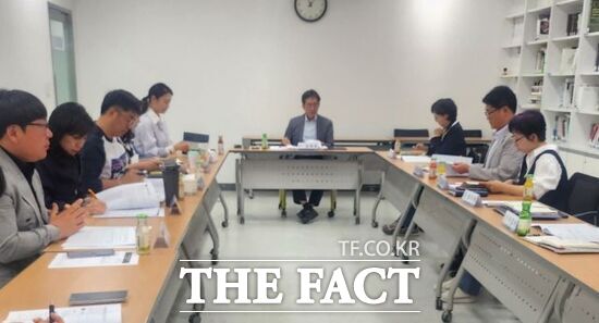 지난 27일 킨텍스 빛마루에서 고양연구원 주관으로 열린 ‘국립현대미술관 고양관 건립 유치 기본구상 연구 심의위원회’에 참석한 김현호 고양연구원장, 김해련 고양시의원을 비롯해 고양연구원과 경기 고양시 문화예술과 관계자 등이 연구 방향 등에 대해 논의하고 있다./고양시