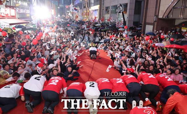 김문수 국민의힘 대선 후보가 28일 오후 대구 중구 동성로 유세장에서 지지자들에게 큰절하고 있다.