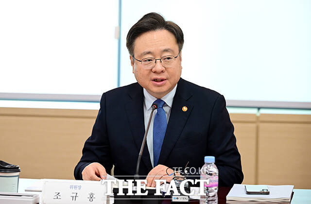 사진은 지난 4월 17일 서울 종로구 정부서울청사에서 2025년도 제2차 국민연금기금운용위원회를 주재하는 조규홍 보건복지부 장관. /임영무 기자