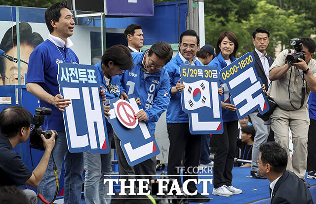 사전투표 독려 퍼포먼스 펼치는 이재명 후보.