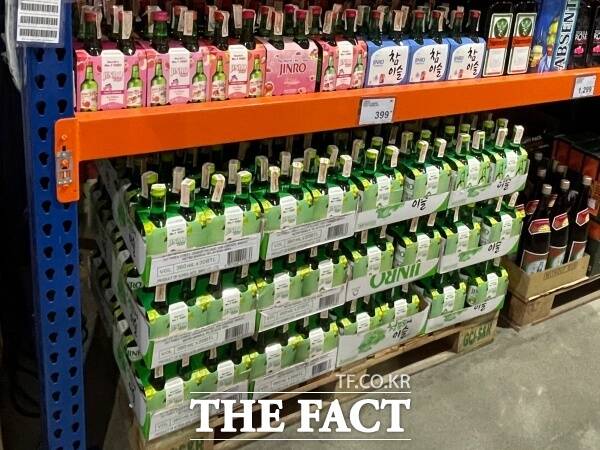 필리핀 현지 회원제 창고형 할인마트인 S&R 한켠에 자리잡은 진로 소주들. /문은혜 기자