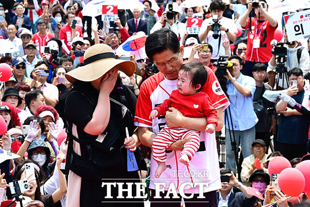 김문수 국민의힘 대통령선거 후보가 28일 오전 경남 김해시 수로왕릉공원에서 열린 유세에서 안고 있는 아이가 울음을 터뜨리자 당황한 표정을 짓고 있다. /김해=남윤호 기자
