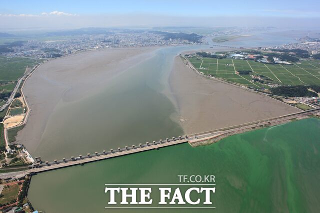 금강하굿둑 전경 /서천군