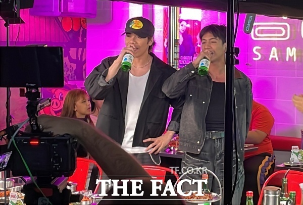 필리핀 힙합 듀오 GY 멤버들이 진로라이브를 진행하고 있다. /문은혜 기자