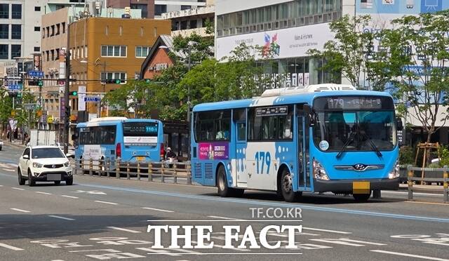 28일 오후 부산 시내버스 노사 임단협 협상 타결로 멈춰섰던 시내버스가 정상 운행되고 있다. /박호경 기자