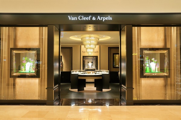 롯데백화점이 오는 31일부터 6월 15일까지 프랑스 하이 주얼리 브랜드 반클리프 아펠과 야외 아트 프로젝트를 선보인다. /롯데백화점