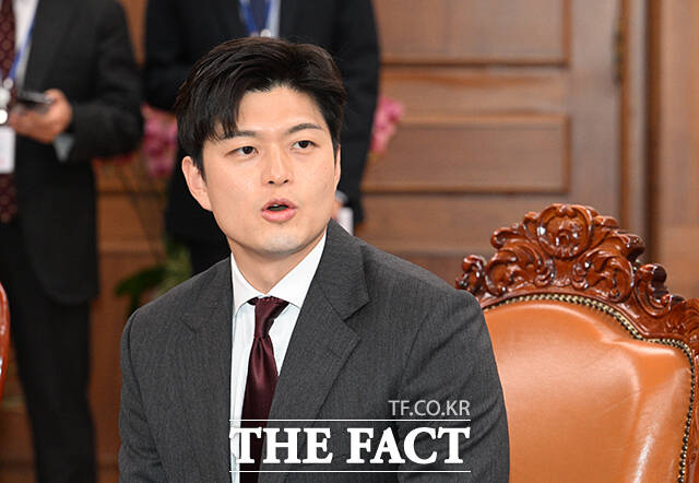 김용태 국민의힘 비상대책위원장이 28일 이준석 개혁신당 대선 후보가 TV토론에서 여성 신체와 관련한 원색적 표현을 인용해 발언한 데 대해 이준석 후보가 저한테 말씀드렸던 것처럼, 이 후보가 제 옆에 있었으면 혼났을 거라는 말씀을 되돌려드리고 싶다고 밝혔다. /박헌우 기자