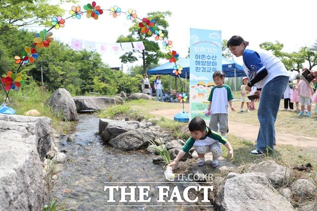한국농어촌공사가 어린이집 원생들을 대상으로 찾아가는 어촌수산 해양분야 환경교육을 실시하고 있다./한국농어촌공사