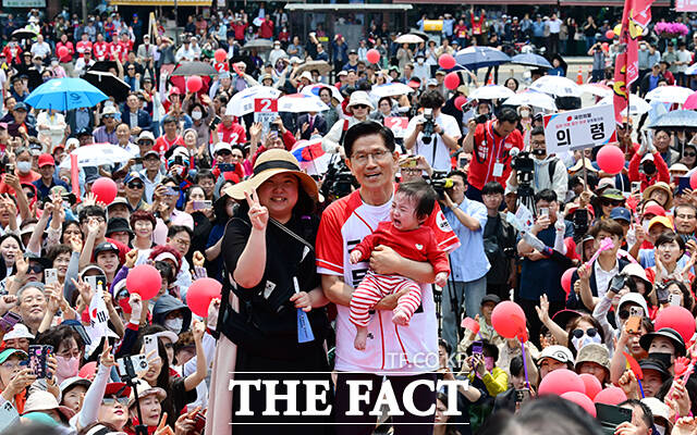 이런 분위기 처음이에요~ 김해 김문수 지지자 열기에 놀란 아이.