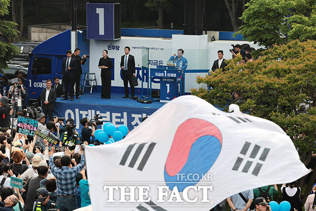 연설하는 이재명 후보.