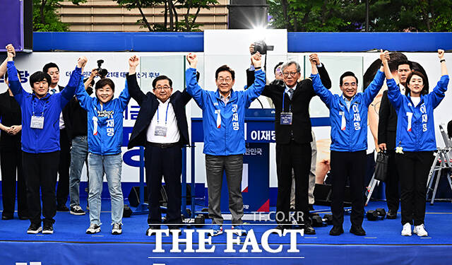 광진구·중랑구 집중유세 참석해 인사하는 이재명 후보.