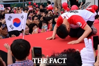  김문수의 큰절 바라보는 영천 시민들 [포토]