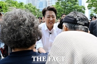  여의도공원 찾아 지지 호소하는 이준석 [포토]