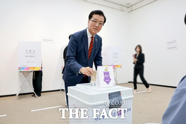 조원휘 대전시의회 의장이 29일 사전투표에 참여한 후 투표용지를 투표함에 넣고 있다./대전시의회