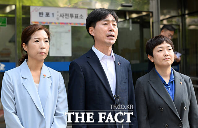 사전 투표 마친 후 발언하는 한 대표(가운데).