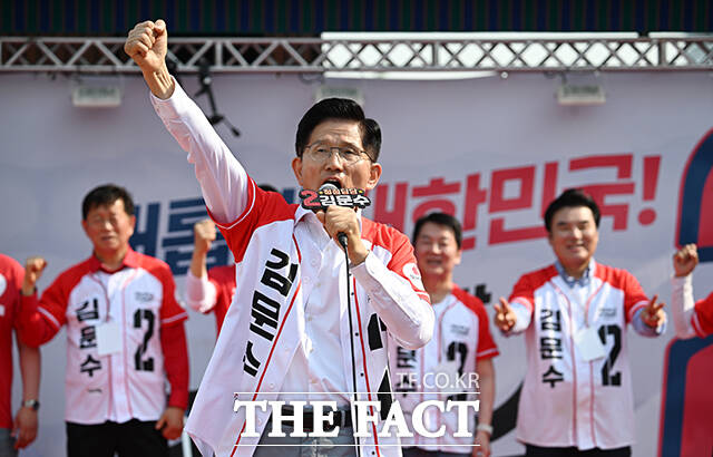 김문수 국민의힘 대선 후보가 제21대 대선 사전투표 첫날인 29일 오후 경기 안산시 안산문화광장에서 열린 유세에서 지지를 호소하고 있다. /안산=박헌우 기자