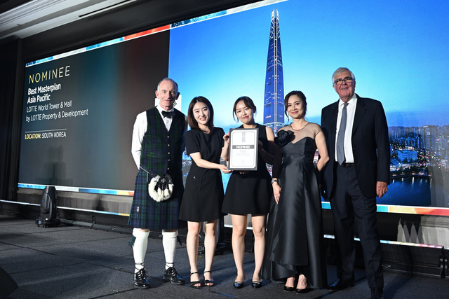 롯데물산이 2025 인터내셔널 프로퍼티 어워즈(IPA) 시상식에서 개발 부문 최고상 2개를 수상했다. /롯데물산