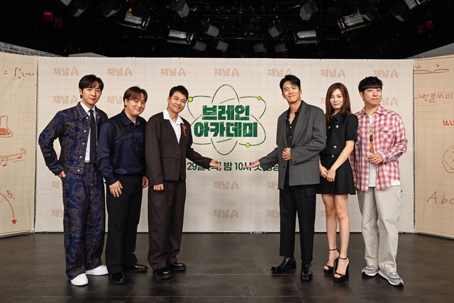 배우 이상엽, 방송인 황제성 전현무, 배우 하석진 윤소희, 유튜버 궤도(왼쪽부터)가 29일 오전 11시 진행된 브레인 아카데미 온라인 제작발표회에 참석해 포즈를 취하고 있다. /채널A
