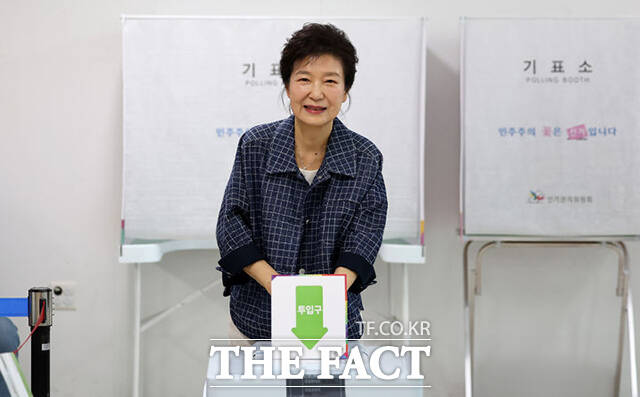 박근혜 전 대통령이 29일 오전 대구 달성군 유가읍 행정복지센터에 마련된 제21대 대통령선거 사전투표소에서 투표하고 있다. /뉴시스