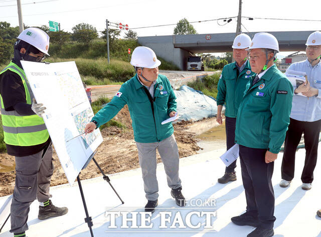 장세일 영광군수가 현장 점검을 실시하고 있다. /영광군
