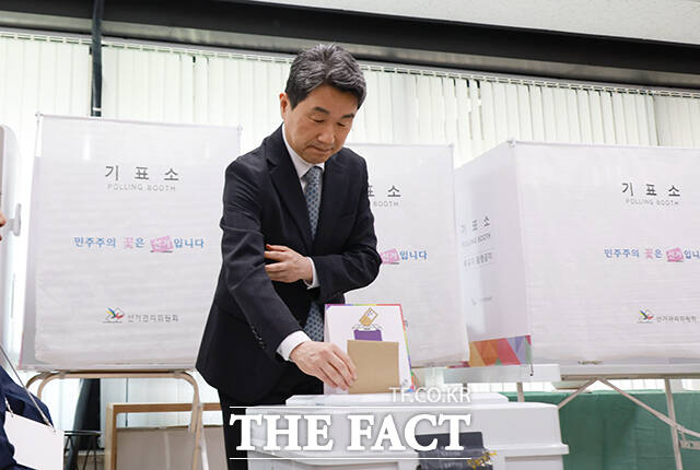 이주호 대통령 권한대행 부총리 겸 교육부 장관이 제21대 대통령 선거 사전투표 첫날인 29일 오전 서울 종로구 삼청동 주민센터에 마련된 사전투표소에서 투표를 하고 있다. /교육부