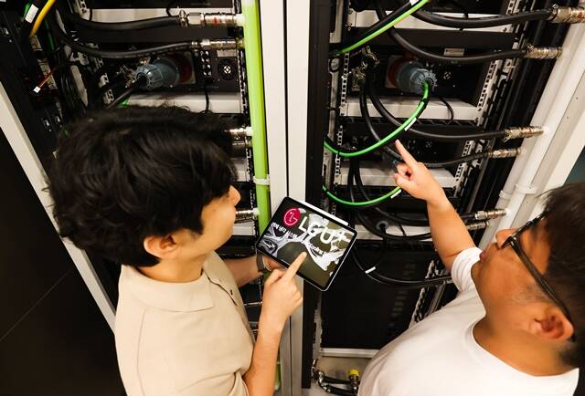 LG유플러스 직원들이 데모룸에 설치된 액체냉각장치를 살펴보고 있다. /LG유플러스