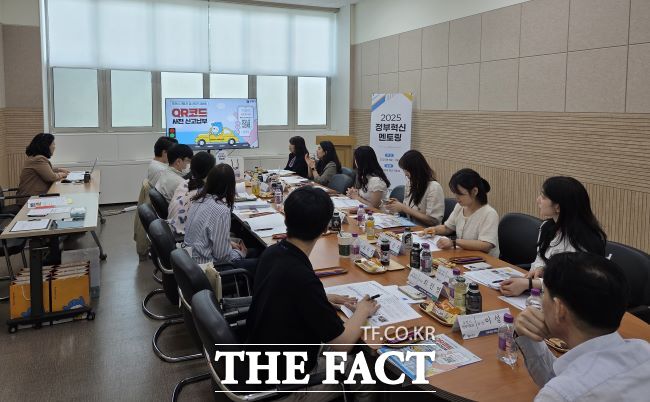 부천시 공직자들이 멘티 지자체 실무자에게 혁신행정 노하우를 전수하고 있다. /부천시