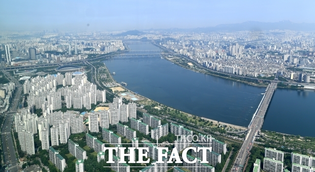 재건축 조합들은 분상제 적용으로 아파트 분양수익이 감소해 결국 조합원들의 이익을 나눠주는 형국이라고 주장한다. 특히 시세와의 차이가 큰 분양 단지는 청약 과열 양상을 보여 로또 청약이라고도 불린다. /더팩트 DB