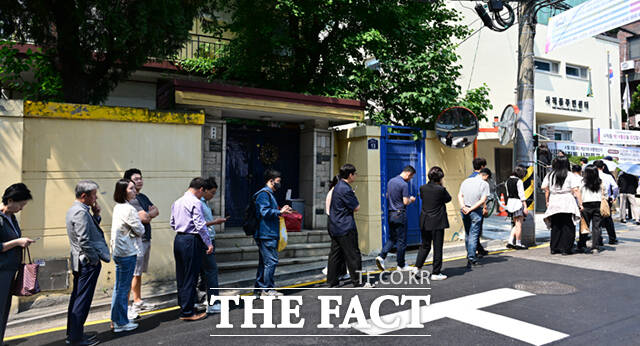 제21대 대통령선거 사전투표 첫날인 29일 서울 종로구 사직동 주민센터에 마련된 사전투표소를 찾은 시민들이 투표를 하기 위해 줄지어 서 있다. /이새롬 기자