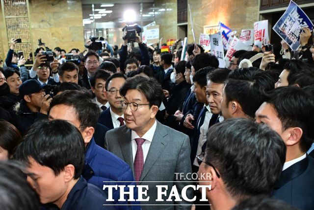 지난해 12월 7일 국민의힘 권성동 의원 등이 국회 본회의장에서 김건희 여사 특검법 표결을 마친 후 더불어민주당 관계자들의 항의를 받으며 회의장을 나서는 모습. /남윤호 기자
