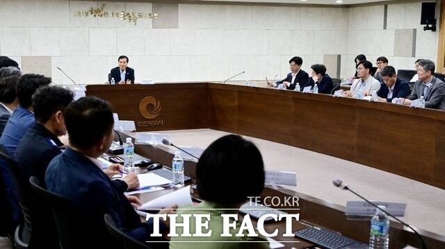 황효진 글로벌도시정무부시장이 29일 시청 영상회의실에서 열린 2025 APEC 인천 국제회의 추진 TF 중간보고회에서 실국장 및 유관기관 관계자들과 추진사항을 점검하고 있다. /인천시