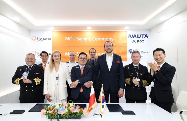 28일 마덱스 전시회 부스에서 한화오션 특수선사업부장 어성철 사장(왼쪽에서 세번째)과 PGZ SW 마르친 링벨스키 사장(왼쪽에서 네번째), 나우타 조선소 모니카 코자키에비치 사장(왼쪽에서 두번째) 등 3사 관계자들이 참석한 가운데 함정 건조 협력을 위한 양해각서를 체결했다. /한화오션